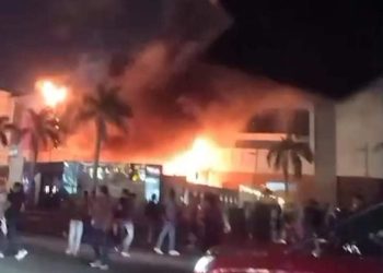 اندلاع حريق هائل في مول بشارع التسعين الجنوبي في التجمع الخامس