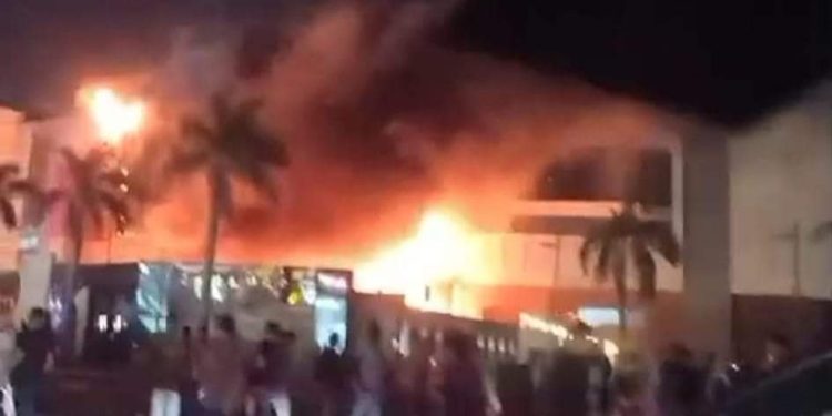 اندلاع حريق هائل في مول بشارع التسعين الجنوبي في التجمع الخامس
