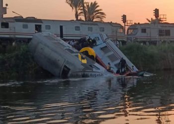 السكة الحديد تكشف ملابسات حادث قطار المنيا.. وزير النقل يشكل لجنة للوقوف على الأسباب الفنية.. واستدعاء غواصين للبحث عن الضحايا.. تفاصيل