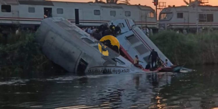 السكة الحديد تكشف ملابسات حادث قطار المنيا.. وزير النقل يشكل لجنة للوقوف على الأسباب الفنية.. واستدعاء غواصين للبحث عن الضحايا.. تفاصيل