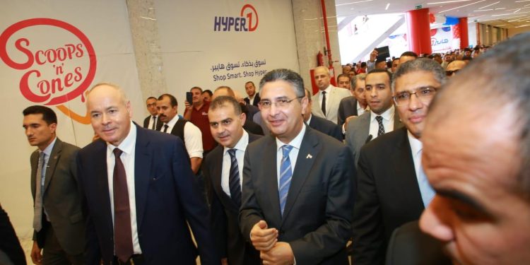 بإستثمارات 1.25 مليار جنيه.. وزير التموين يشهد افتتاح الفرع الرابع لـ “هايبر وان” بطريق السويس