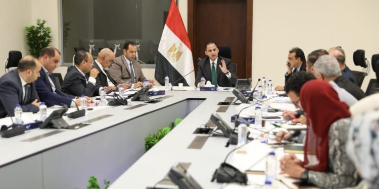 نائب وزير الصحة يتابع مستجدات العمل بمنظومة سلاسل الإمدادات الدوائية والمستلزمات والأجهزة الطبية
