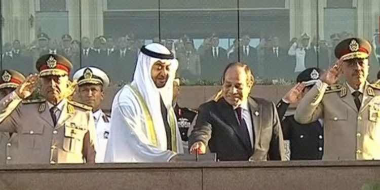 الرئيس السيسي وبن زايد يرفعان علم مصر إيذانًا بافتتاح  مقر الأكاديمية العسكرية الجديد