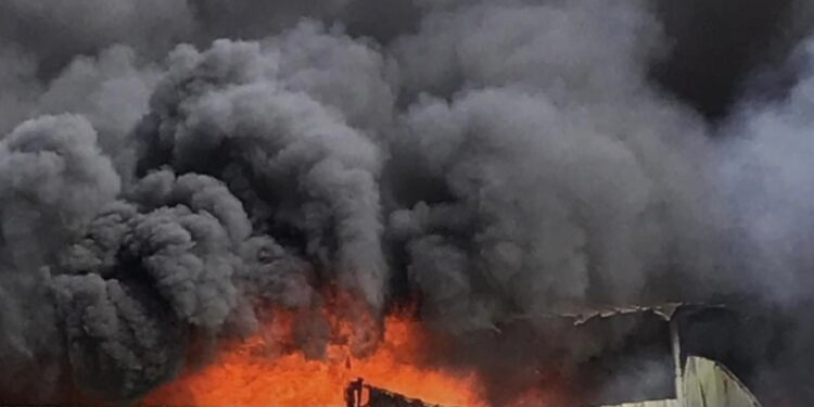 اندلاع حريق هائل داخل أحد مصانع القطن بطريق المحلة الكبرى – المنصورة