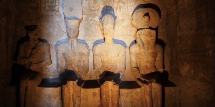 اليوم.. تتعامد الشمس على وجه تمثال رمسيس الثاني بمعبده الكبير بمدينة أبو سمبل