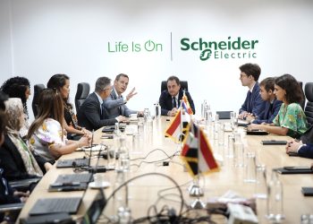 السفير الفرنسي بالقاهرة يتفقد مصنع شركة شنايدر إلكتريك بمدينة بدر