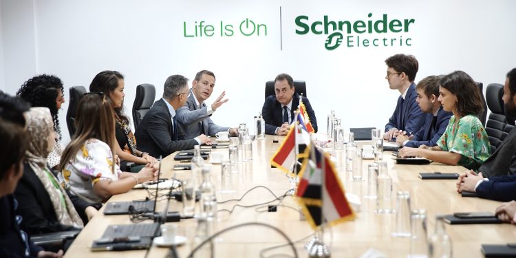 السفير الفرنسي بالقاهرة يتفقد مصنع شركة شنايدر إلكتريك بمدينة بدر