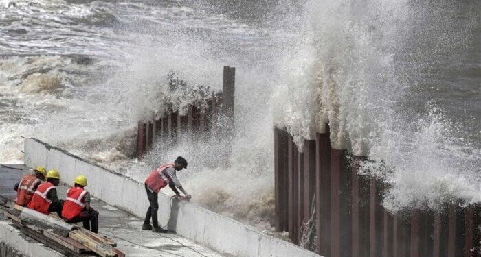 إعصار دانا يُغلق المدارس في ولاية أوديشا شرق الهند بعد قلع الأشجار وقطع خطوط الطاقة