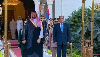 بمراسم رسمية.. الرئيس السيسي يستقبل ولي العهد السعودي في قصر الاتحادية