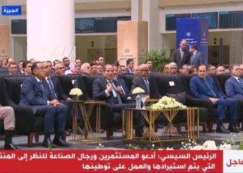رسائل الرئيس السيسي في افتتاح محطة قطارات صعيد مصر.. توطين الصناعة الحل الأمثل لمواجهة أزمة الدولار: عارفين إننا هنعاني