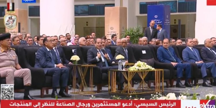 رسائل الرئيس السيسي في افتتاح محطة قطارات صعيد مصر.. توطين الصناعة الحل الأمثل لمواجهة أزمة الدولار: عارفين إننا هنعاني