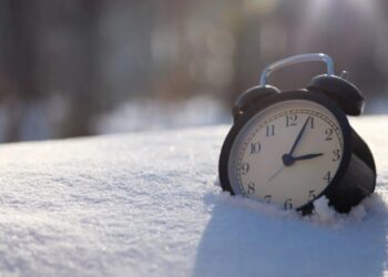 موعد تغيير الساعة في مصر بسبب التوقيت الشتوي.. تعرف على خطوات تعديلها ومواقيت الصلاة