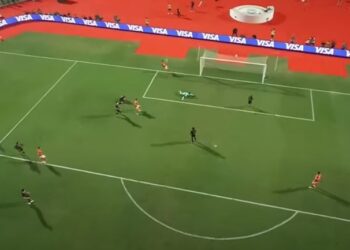 وسام أبو علي يحرز الهدف الأولي لـ الأهلي في شباك العين الإماراتي