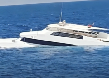 غرق لنش في أبوالكيزان جنوب البحر الأحمر.. وفرق الإنقاذ تنجح في إنقاذ 30 شخصًا