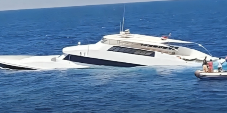 غرق لنش في أبوالكيزان جنوب البحر الأحمر.. وفرق الإنقاذ تنجح في إنقاذ 30 شخصًا