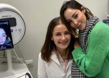 أخت الروح.. بسمة بوسيل تزور شام الذهبي في عيادتها بدبي