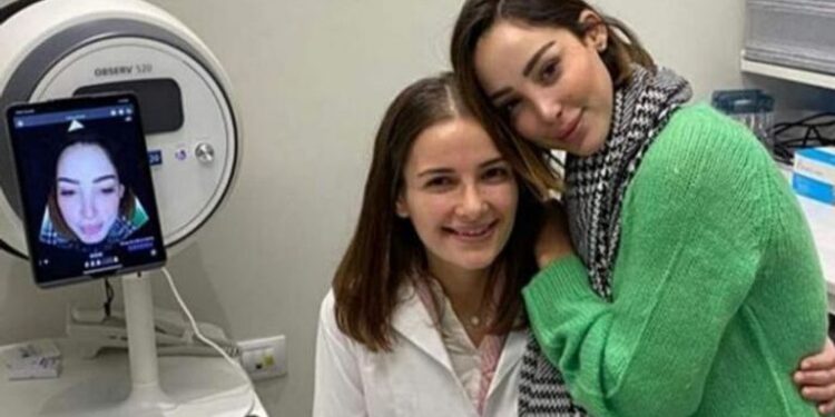 أخت الروح.. بسمة بوسيل تزور شام الذهبي في عيادتها بدبي