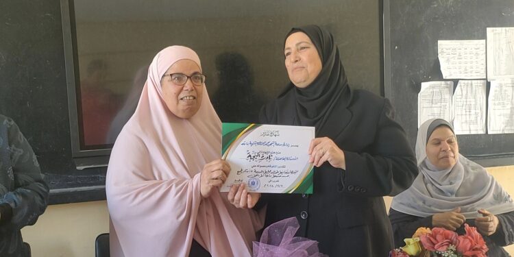 مدرسة الشهيد محمد سيد أحمد البربري ببسيون تكرم الأستاذة نادرة حلمي لبلوغها سن التقاعد.. شكر خاص لإدارة المدسة