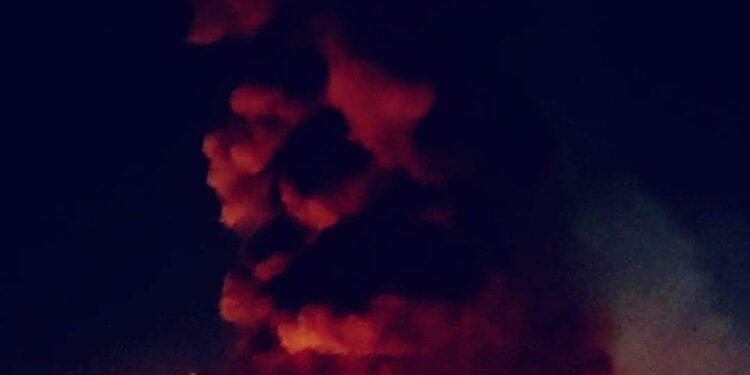 التفاصيل الكاملة للسيطرة على حريق مصنع بالمنطقة الصناعية في بورسعيد.. إصابة شخص بحروق