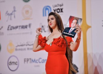 الفنانة الشابة نور فخري تهاجم تنظيم ختام مهرجان القاهرة السينمائي.. لهذا السبب