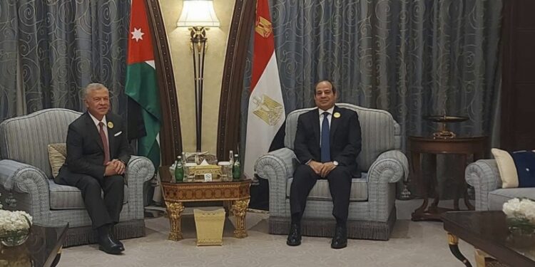 الرئيس السيسي يلتقي مع العاهل الأردني الملك عبد الله الثاني على هامش أعمال القمة العربية الإسلامية غير العادية