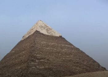 كان بيختبر لياقته البدنية.. القبض على مهندس معماري حاول تسلق الهرم