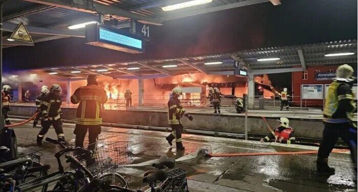 عاجل.. تفاصيل اندلاع حريق هائل في قطار إقليمي في ألمانيا
