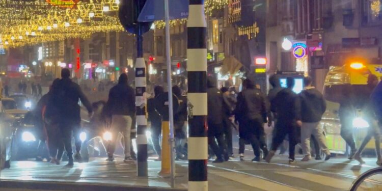 ماذا حدث في العاصمة الهولندية؟.. القصة الكالمة لـ أحداث أمستردام بين مشجعي مكابي الإسرائيلي وأياكس الهولندي