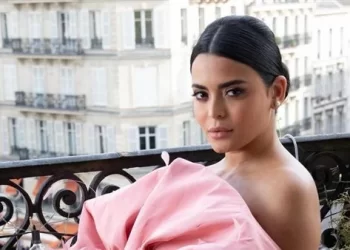 الجميلة أسماء جلال تطل بإطلالة ساحرة بالبينك مكشوف الأكتاف