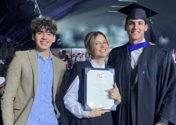 لحظة فخر كبيرة في حياتي.. هنا شيحة تشارك نجلها آدم حفل تخرجه في إنجلترا