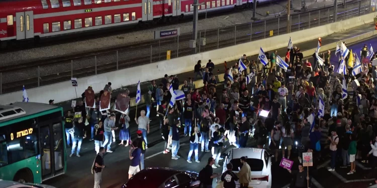 أزمة ثقة.. قرار نتنياهو بعزل وزير الدفاع يوآف جالانت من منصبه يشعل الاحتجاجات في إسرائيل (صور)