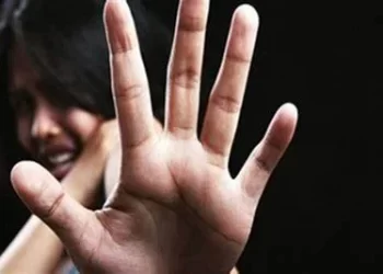 النيابة توقع الجزاء الإداري مشدد على مدير مدرسة سابق تستر على عامل تحرش بطالبة