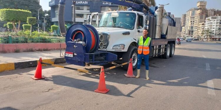 مياه الجيزة تستعد لاستقبال الأمطار بإجراءات استباقية ونشر معدات على المحاور والطرق