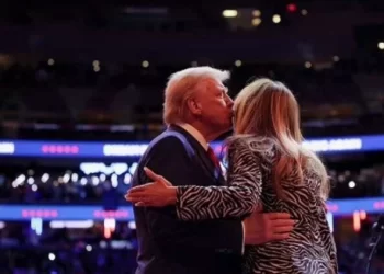 ترامب يهدي زوجته قبلة شكر أثناء خطبة النصر وإعلان الفوز في انتخابات الرئاسة الأمريكية.. وصفها بالسيدة الأولى