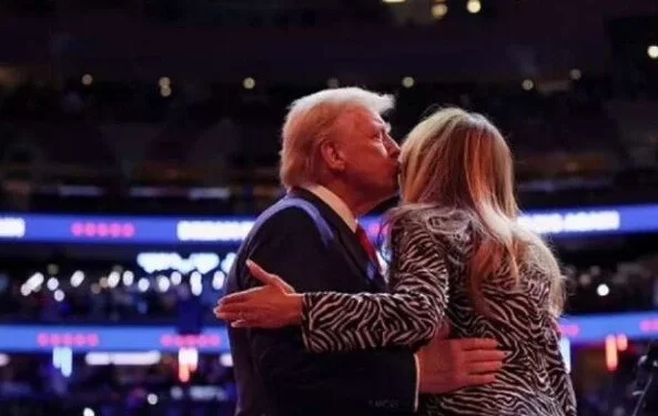 ترامب يهدي زوجته قبلة شكر أثناء خطبة النصر وإعلان الفوز في انتخابات الرئاسة الأمريكية.. وصفها بالسيدة الأولى