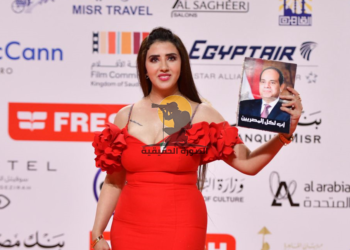 حملت صورة الرئيس السيسي.. نور فخري في إطلالة مميزة بمهرجان القاهرة السينمائي
