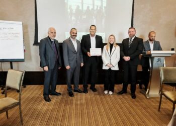 الصورة الحقيقية يهنئ الأستاذ عمرو الجهيني مفتش أمن طيران بسلطة الطيران المدني المصري لاجتيازه الدورة التدريبية والتي كانت بعنوان “التصدي للتهديدات التي تواجه المنظومة الأمنية للطيران”