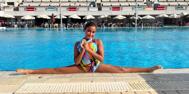 رواء النمر تخطف الأنظار في بطولة نرمين فاضل للسباحة التوقيعية 