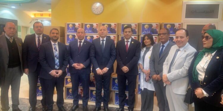 أمين عام حزب حماة الوطن ومحافظ القاهرة يقدمون هدايا العام الجديد لمستشفى أطفال أبو الريش