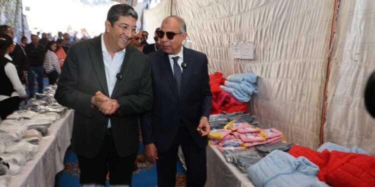 راعي مصر عضو التحالف الوطني توزع ملابس و سلع غذائية على ألف أسرة في المنيا