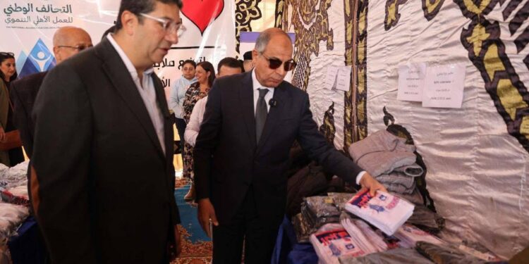 راعي مصر عضو التحالف الوطني توزع ملابس و سلع غذائية على ألف أسرة في المنيا