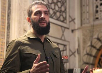 انتقادات لاذعة تلحق بـ أحمد الشرع (الجولاني).. لا يذكر إسرائيل بسوء ويبحث مصير الجيش السوري