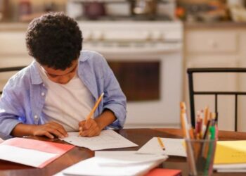 أسوأ سنة دراسية على الإطلاق.. التقييمات الأسبوعية صداع في رأس المعلمين وأولياء الأمور