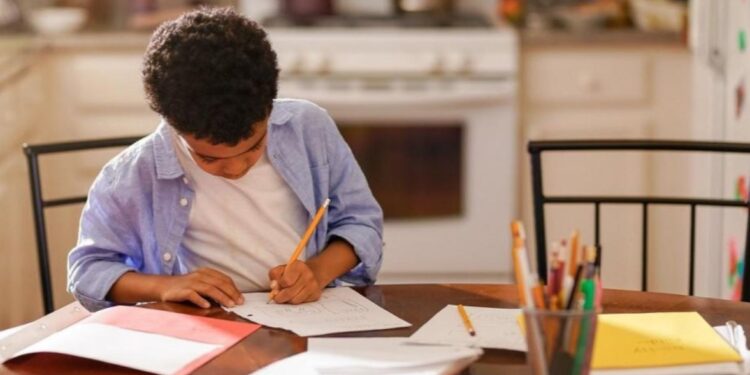 أسوأ سنة دراسية على الإطلاق.. التقييمات الأسبوعية صداع في رأس المعلمين وأولياء الأمور