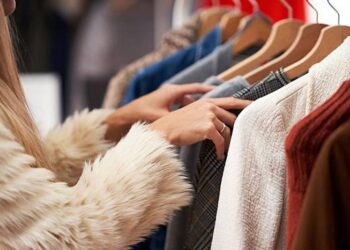 موضة الملابس الشتوية 2024.. الألوان والخامات الرائجة