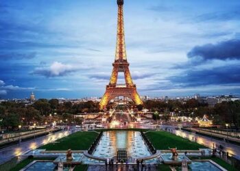 تفاصيل إخلاء برج إيفل في باريس بسبب ماس كهربائي