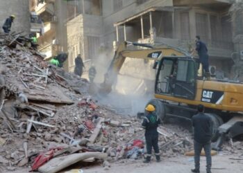 القصة الكاملة لـ انهيار عقار الوايلي.. انتشال جثامين 7 أشخاص وإنقاذ 3 آخرين.. تشققات كبيرة سبقت الانهيار