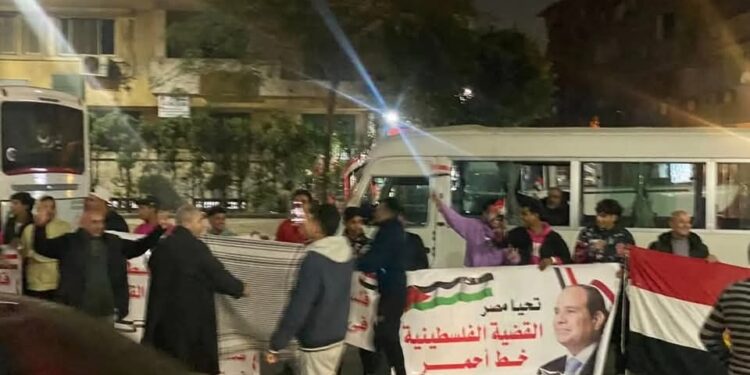 وقت الشدة كلنا جيش.. المصريون يتجهون إلى معبر رفح للرد على تصريحات ترامب: لا التهجير.. وسيناء خط أحمر