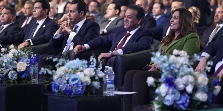  وزير الصحة يشيد بدور المزارعين في دعم الثروة الزراعية والأمن الغذائي