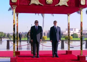 الرئيس السيسي يضع إكليلا من الزهور على النصب التذكاري لشهداء الشرطة